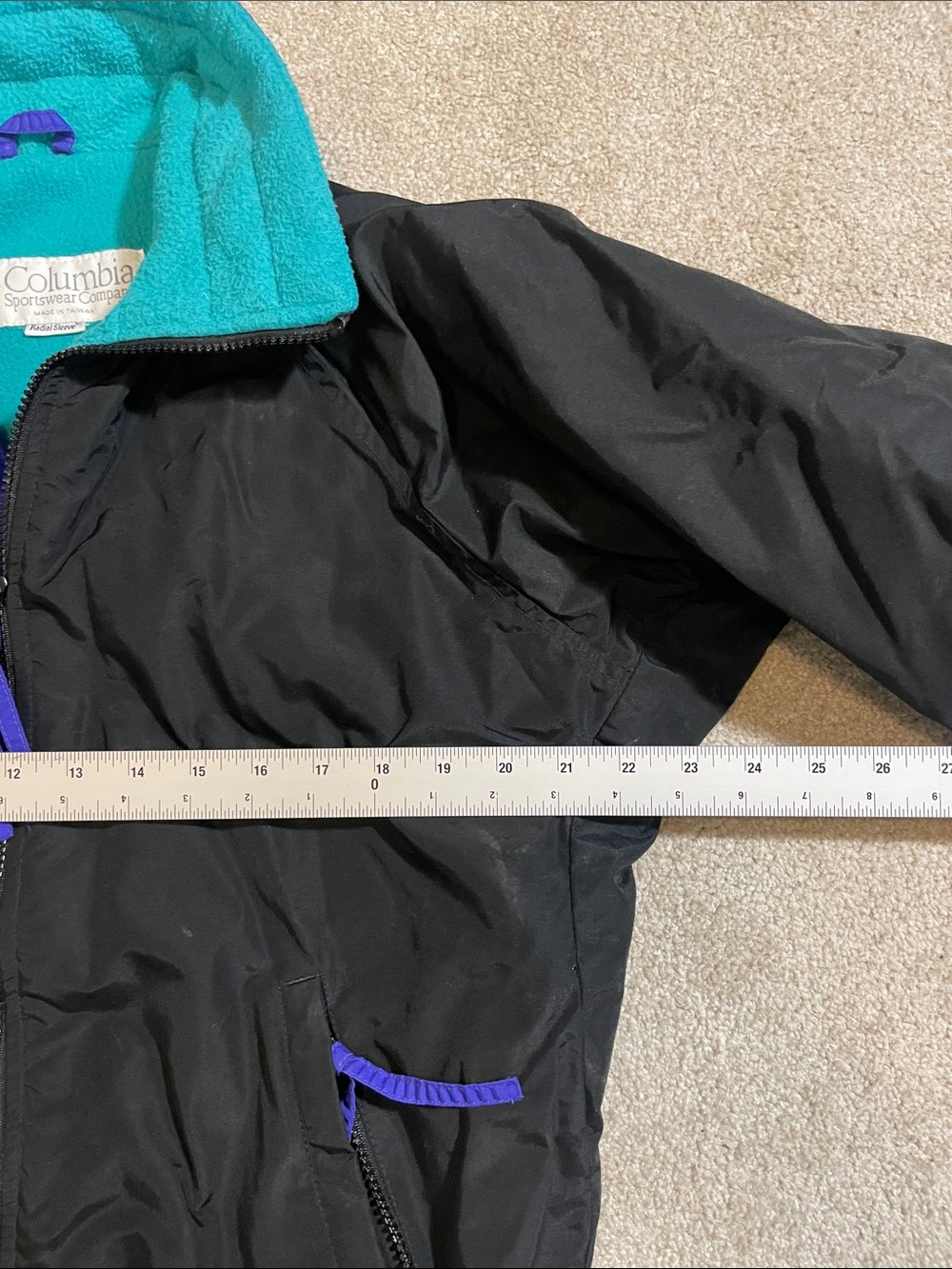 Vintage Columbia Jacket with Teal Fleece Lining and Purple Accents - Picture 4 of 7